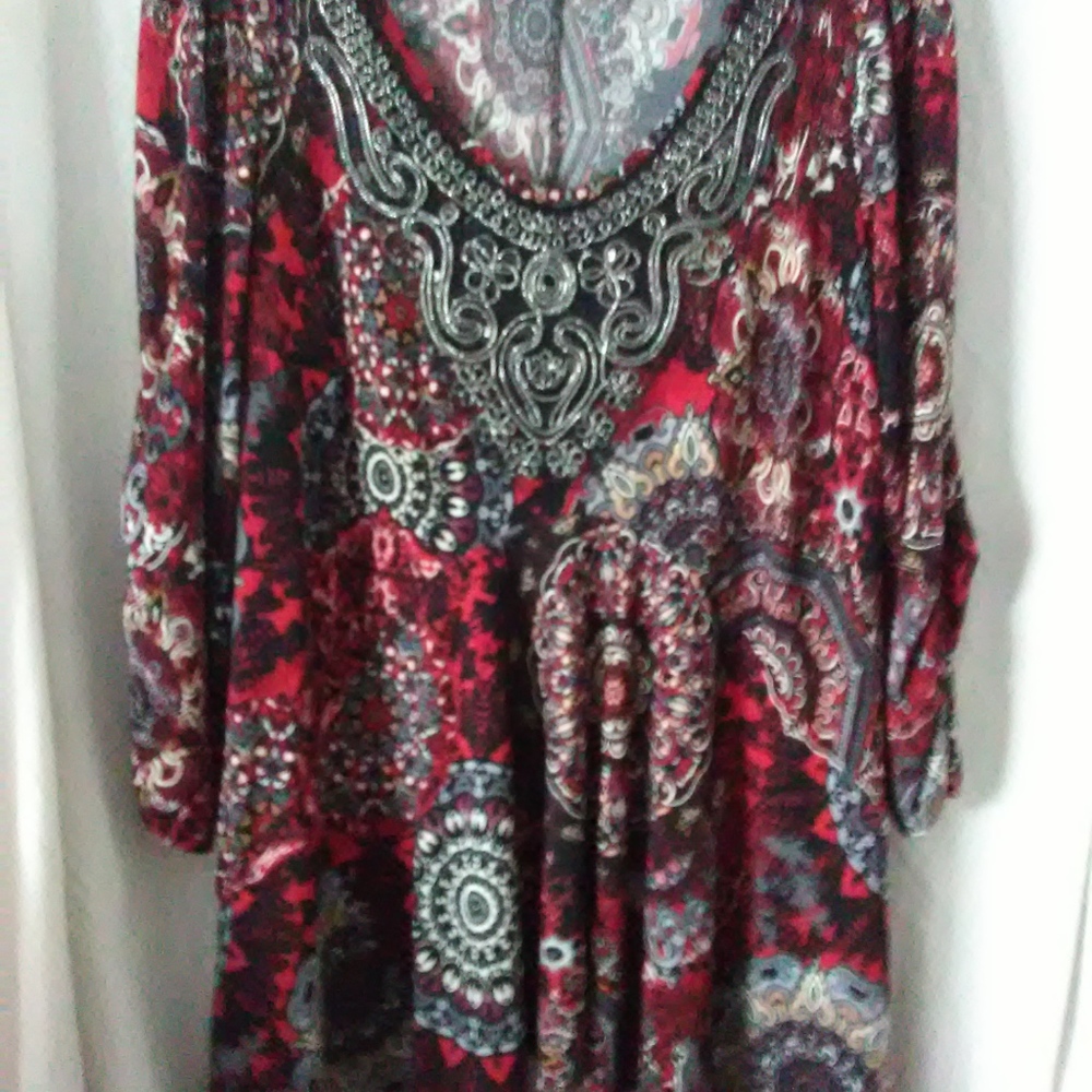 DRESS BARN WOMAN PLUS SIZE 22/24 TUNIC TOP, PRETTY